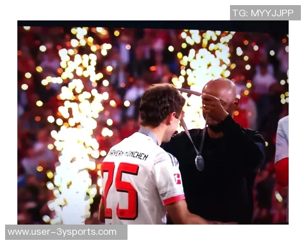 凯恩寒风中挥杆打高尔夫穆勒点赞为他加油打气